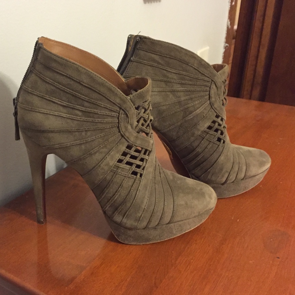 Elie Tahari boots size 8